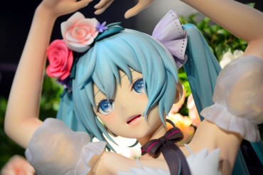 Striptease [There Is A Pantyhose] Hatsune Miku's Life-size Figure, Too Naughty Leite