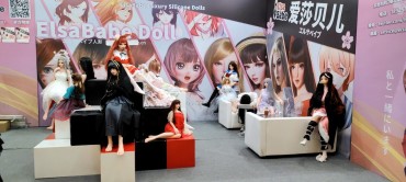 Puto Elsa Babe-A Collection Of Dolls At CHINA JOY EXPO Orgasms